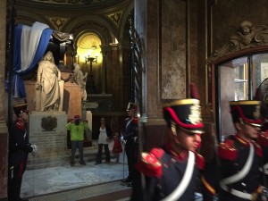 Wachablösung am Grab des Generals José de San Martín in der Catedral