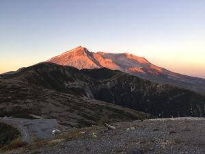 Der Mount St. Helens im Sonnenaufgangslicht
