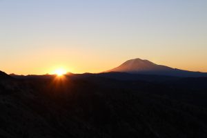 Die Sonne geht am Mount Adams auf