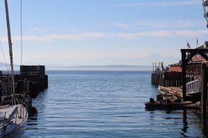 Blick über die Bucht zur Olympic Peninsula