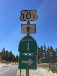 Redwood Highway geradaus, Shoreline Highway rechts