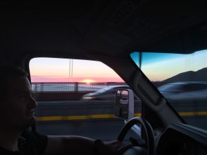 Bei Sonnenuntergang über die Golden Gate Bridge cruisen