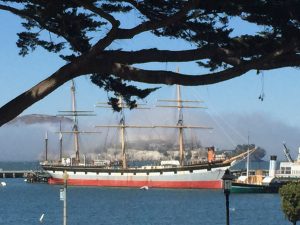 Der Nebel zieht durch die Bay und hüllt auch Alcatraz ein