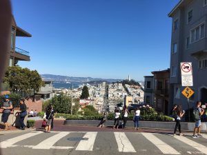 Blick über die Lombard Street zum Coit Tower