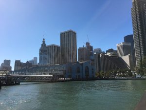 Ferry Building mit Skyline