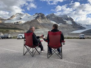 Feierabend-Bier am Athabasca Glacier (rechts) und Boundary Glacier (links)