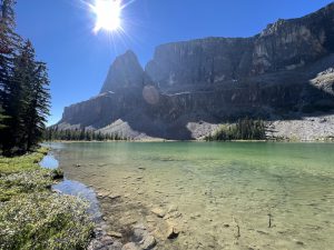 Tower Lake mit Castle Mountain (rechts) und Eisenhower Peak (links)