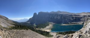 Panorama mit Rockbound Lake, Tower Lake, Castle Mountain, Eisenhower Peak und noch mehr